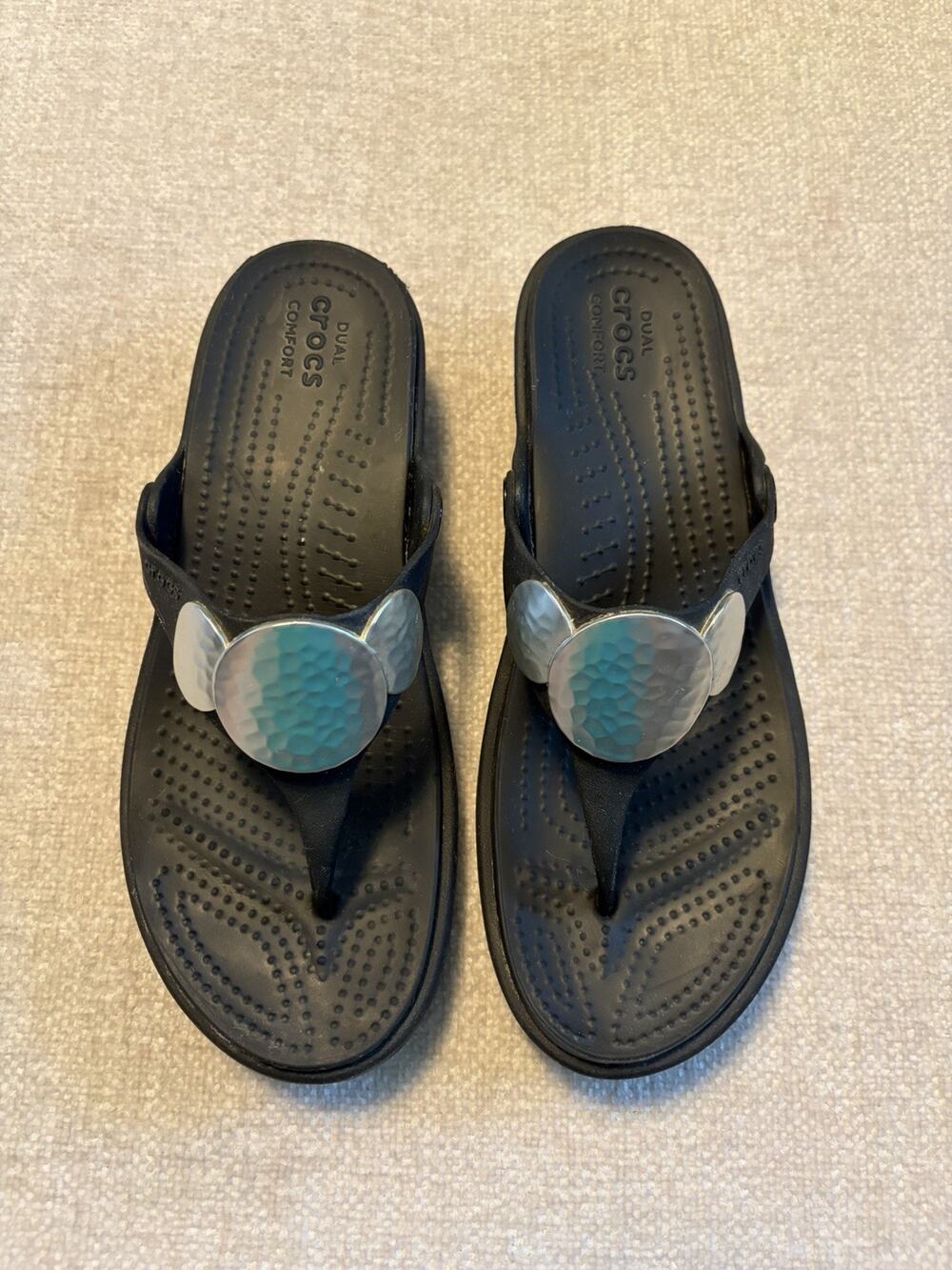 Crocs Sanrah Hammered Silver Circle Wedge Flip Flop Sandals Womens Size 8
